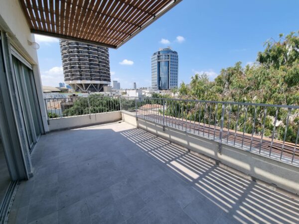 New Penthouse On Quiet ST In Central TLV 1