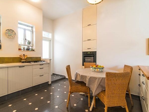 A Renovated 3 Room Apartment With Elevator 3