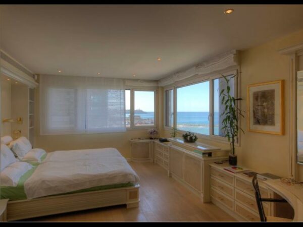 Luxurious Breathtaking Seafront 6 Room On Herbert Samuel 8