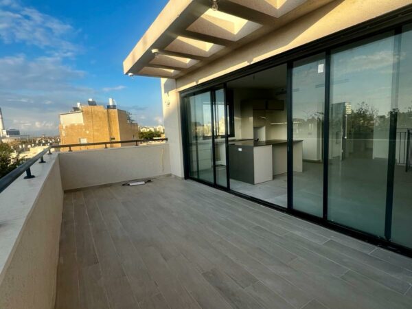 A 4 Rooms Penthouse Near The Park 1