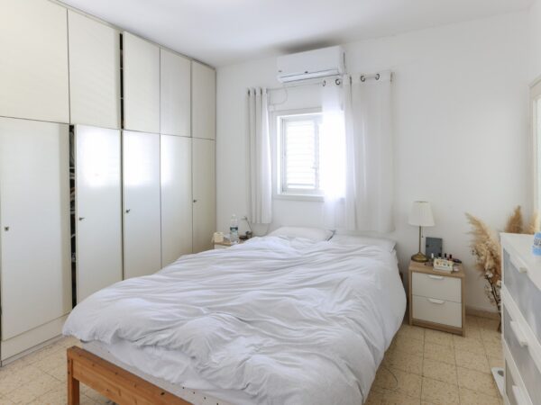 Pretty 3 Room Right By Kikar Bialik 4