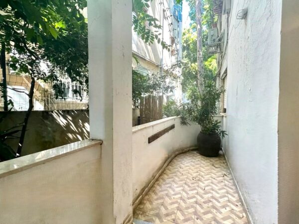 In The City Center A Magical 4-Room Garden Apt W Parking 11