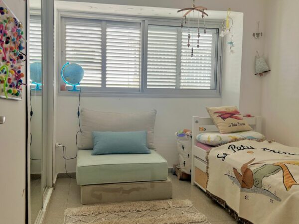 On A Pretty ST In Central Tlv Renovated 4 Room W Terrace 8