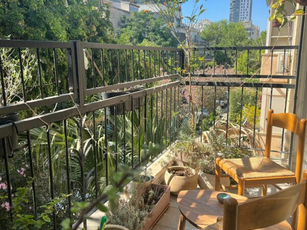 On A Pretty ST In Central Tlv Renovated 4 Room W Terrace 5