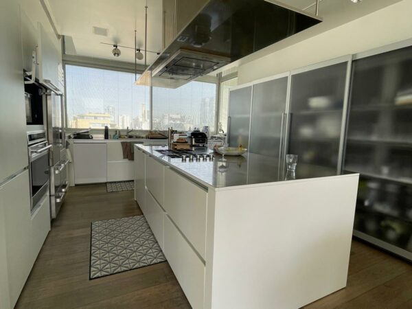 Gorgeous Penthouse On Quiet ST Steps From Rotschild BLVD 7