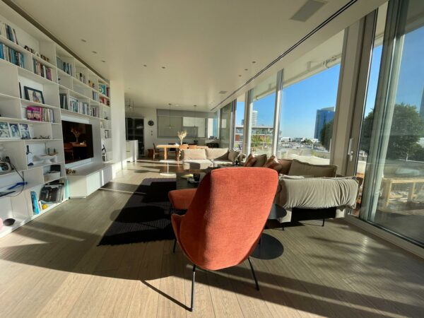 Gorgeous Penthouse On Quiet ST Steps From Rotschild BLVD 4