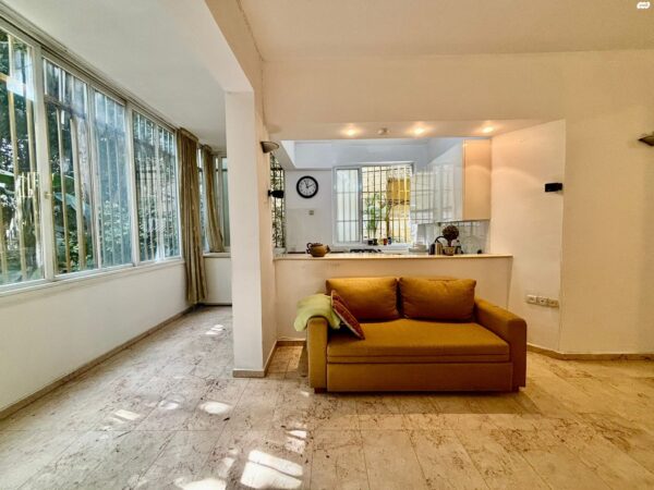 2-Room Garden Apt In Heart Of The City 4