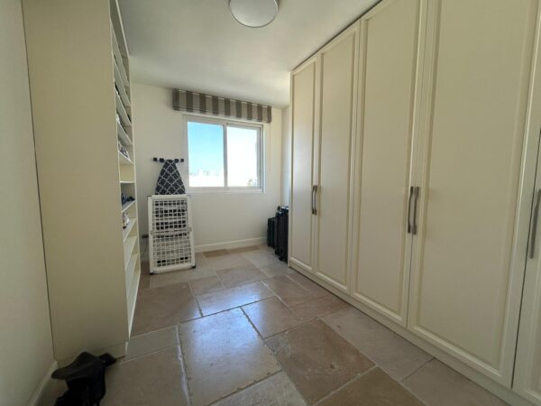 A Renovated 3 Room Apt With Elevator And Parking 8