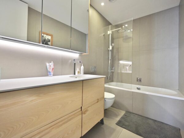 In An Impressive Complex A Renovated 3 Room Apt With 2 P Spaces 6