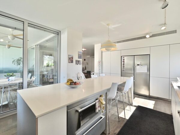 In An Impressive Complex A Renovated 3 Room Apt With 2 P Spaces 4