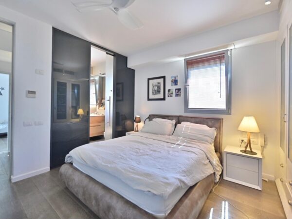 In An Impressive Complex A Renovated 3 Room Apt With 2 P Spaces 8