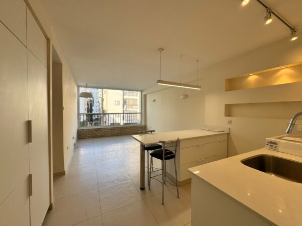 In North TLV Near The Port And Beach 3 Room W Parking 1