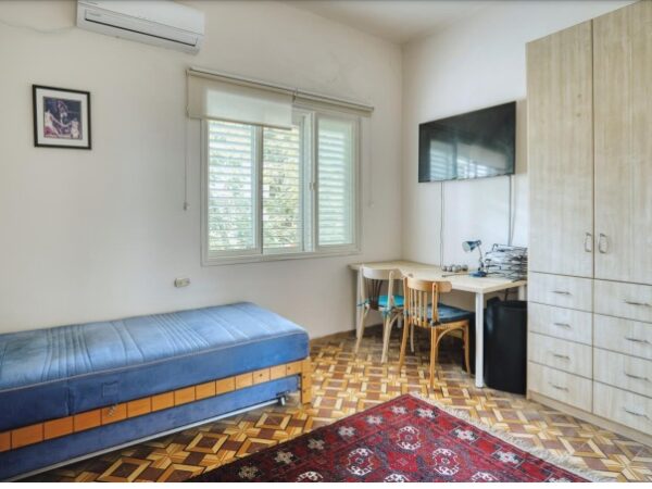 On Quiet ST In Heart Of TLV 4 Room Apt With Elevator 6